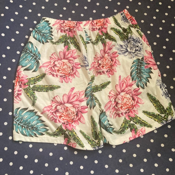 Girls’ Outfit Set: Pink top with floral shorts and pants - Picture 6 of 12